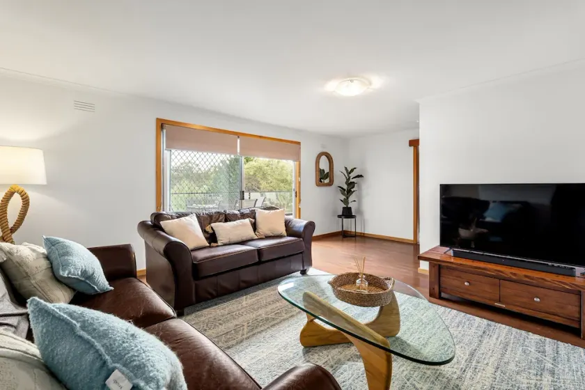 5 minutes to beach/shops ! Family-sized house with games room, deck - Image 1