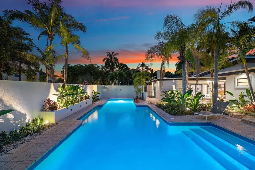 Coastal Ft Lauderdale Salt water-Pool Home - Image 1
