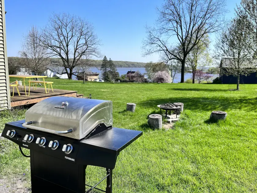 Peaceful River Retreat with Fireplace & Panoramic Views - Image 1