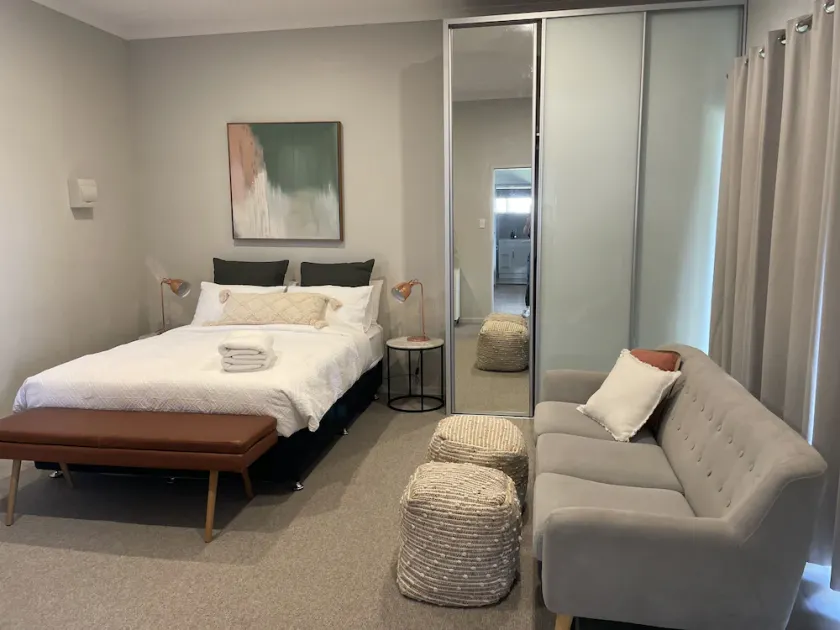 Stylish Coastal Unit - Image 1