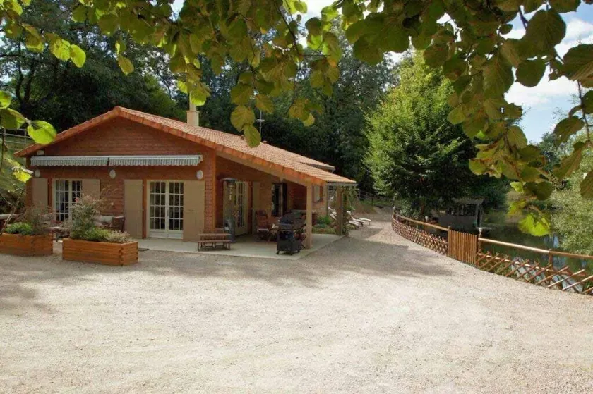 Charming wooden house for a nature stay close to the Marais Poitevin - Image 1