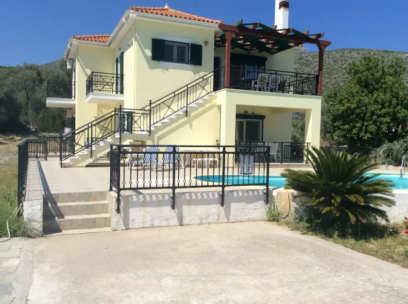 Villa avec piscine privée et vue sur la mer - Image 1
