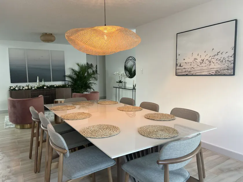 Luxury 5 Bedroom Home, 3 Minute Walk from the Beach - Image 1