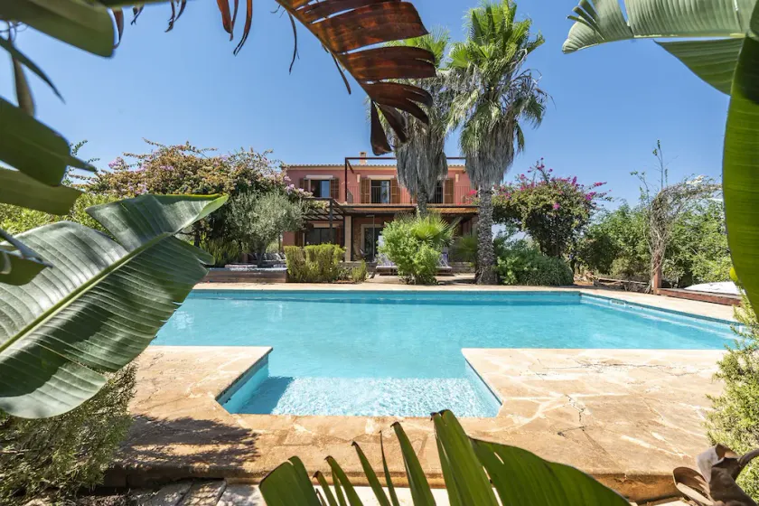 Beautiful 4 bedroom villa with private pool - Image 1