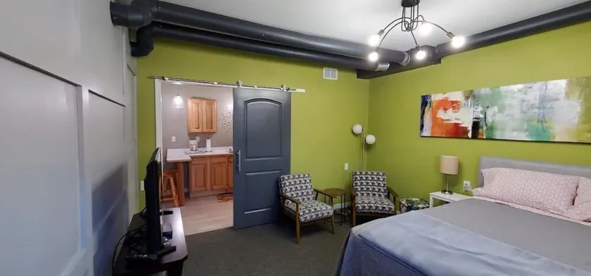 Building 108  Cozy Studio Apartment in Great Location. - Image 1