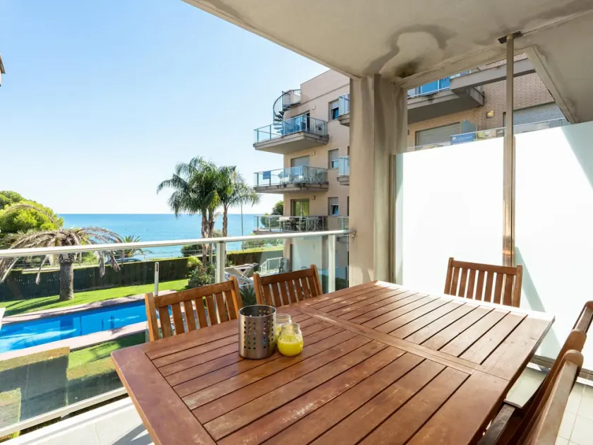 Apartment with pool and parking sea views - Image 1