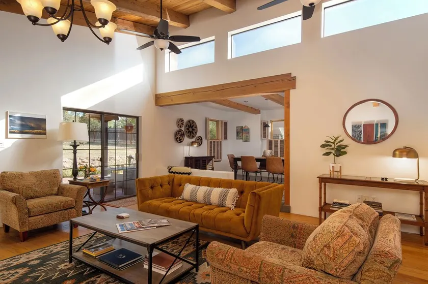 Sunlit 3 bedroom, enclosed dog friendly yard in quiet neighborhood - Image 1