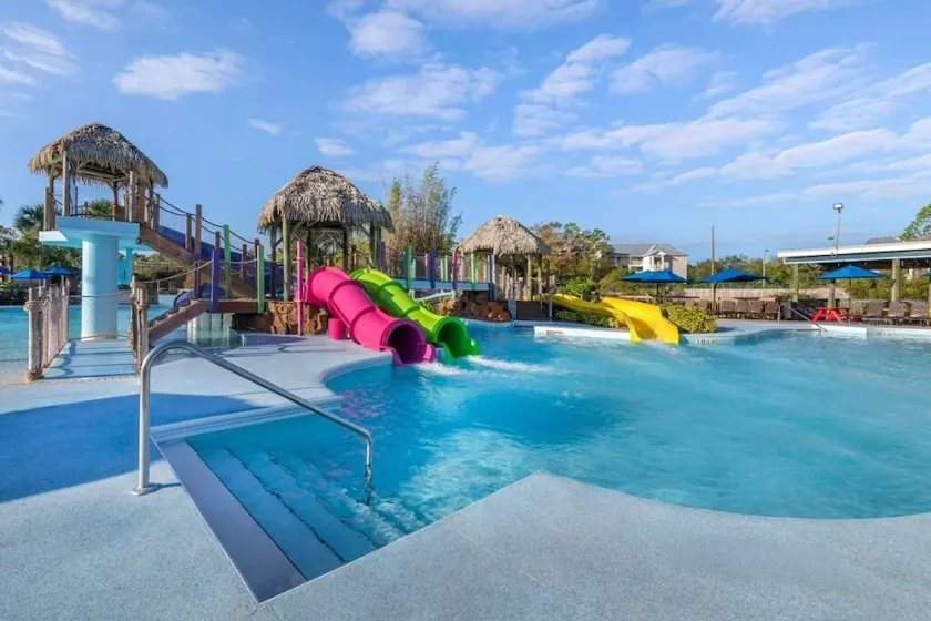 1 SCHLAFZIMMER LIKI TIKI VILLAGE - WASSERPARK INKLUSIVE, WELLENBAD, KOSTENLOSES WLAN, POOLSIDE BAR - Image 1