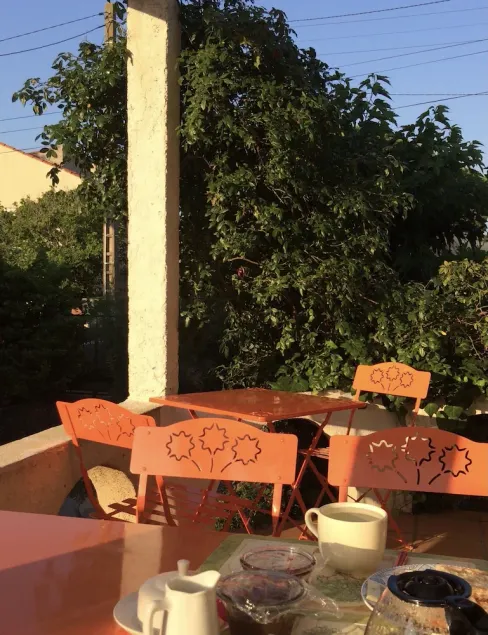 Piccola casa, aria condizionata e giardino ombreggiato, in una zona tranquilla vicino alla spiaggia - Image 1