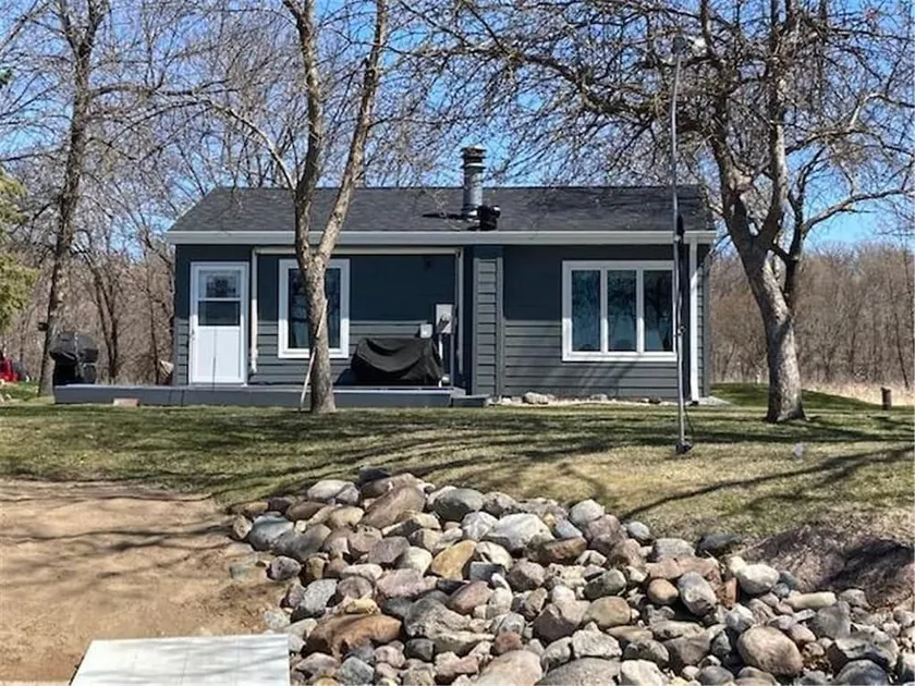 Year round cabin on level lot with dock - Image 1