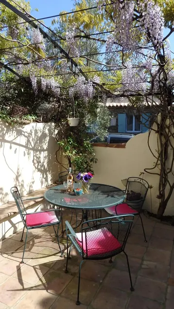 Pretty village house with garden - Image 1