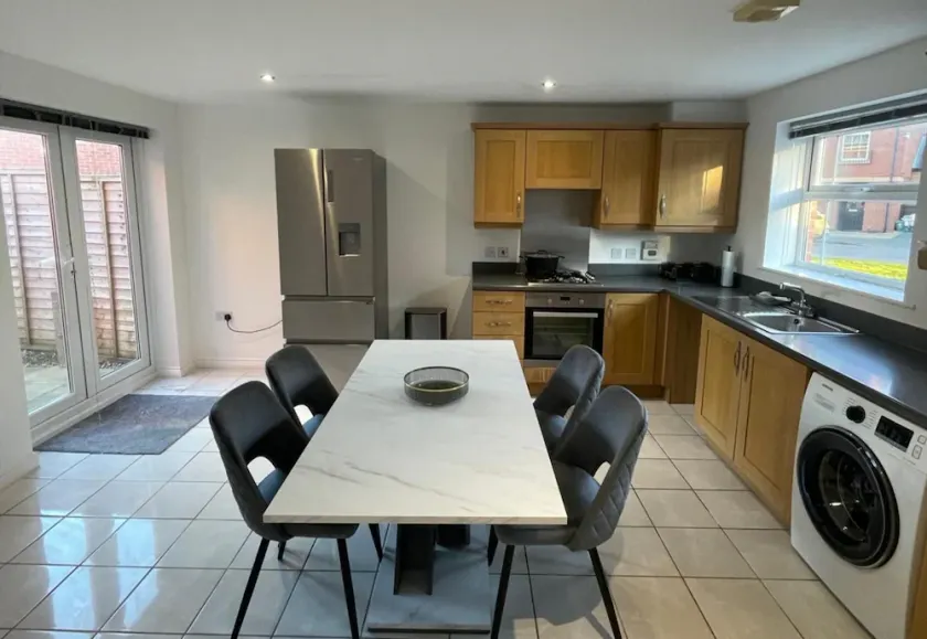 3-bed-Sleeps 5 with Garden and Parking - Image 1