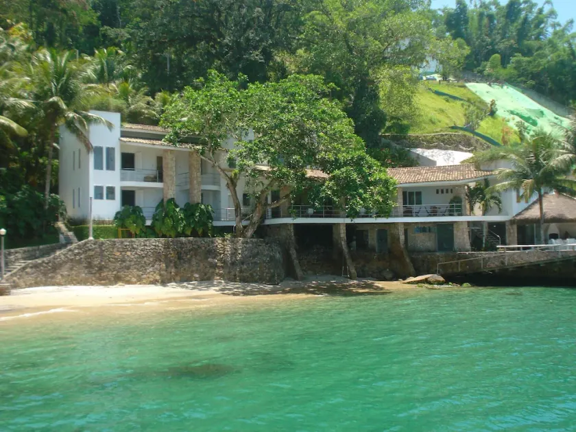 Luxurious house with private beach, swimming pool, and panoramic views of Angra Bay. - Image 1