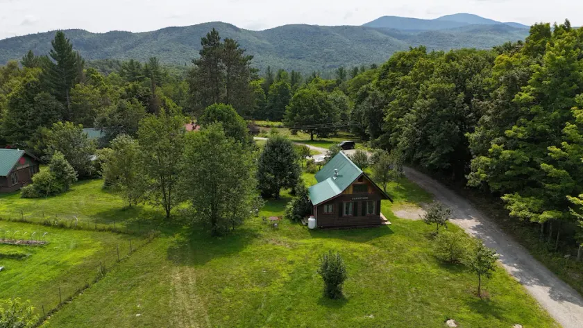 Smukt sommerhus på naturskønne Adirondack hobby gård - Image 1