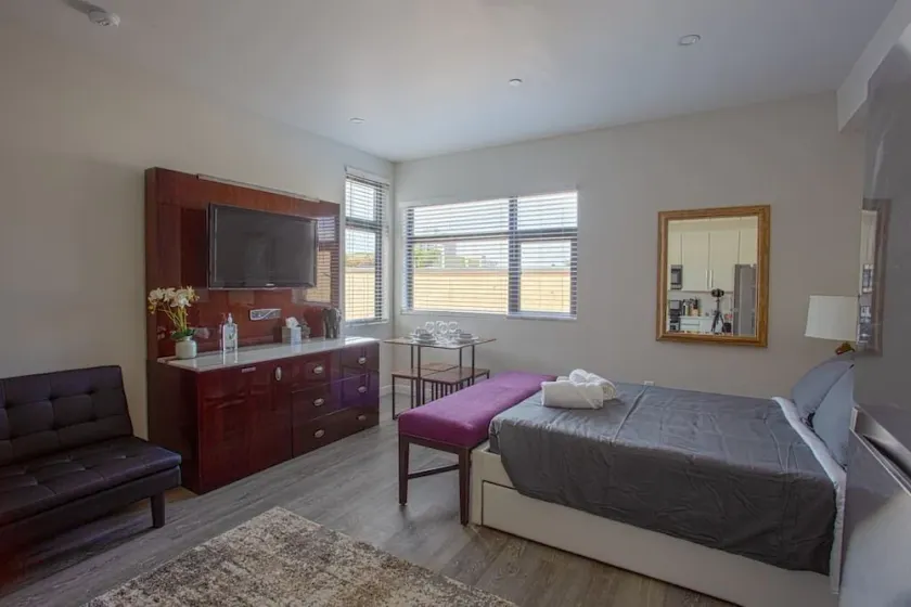 2 Bedroom, 2 Bathroom Detached Apt Max 7 Sleepers - Image 1