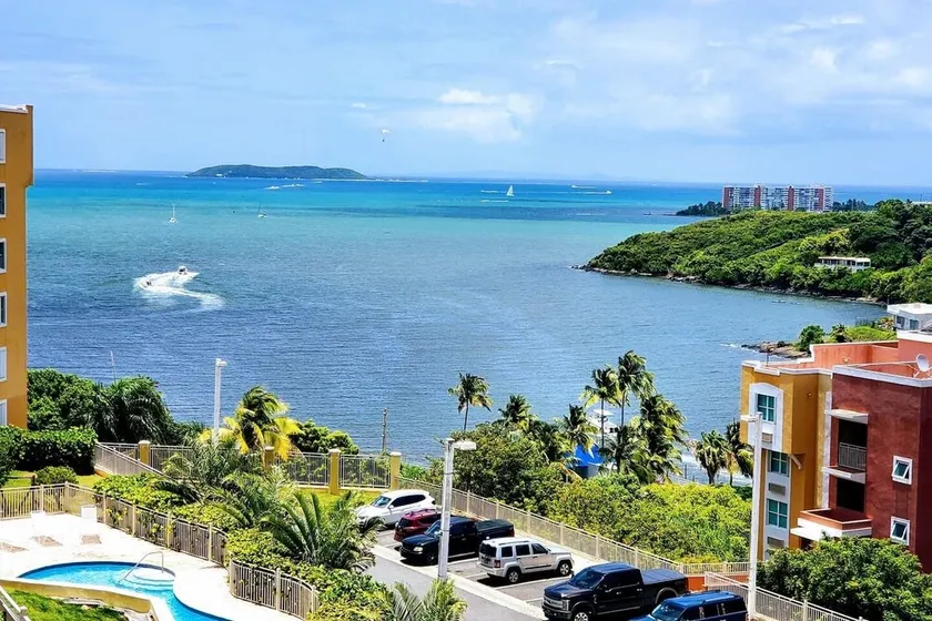 Island Escape: Pools, Views & Full Amenities - Image 1