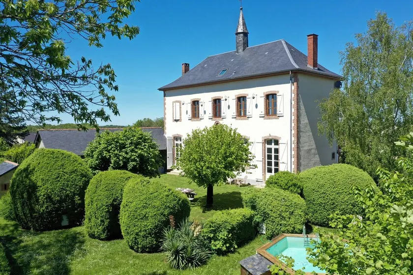 Aproveite suas férias em uma antiga escola na Limousin francês - Image 1