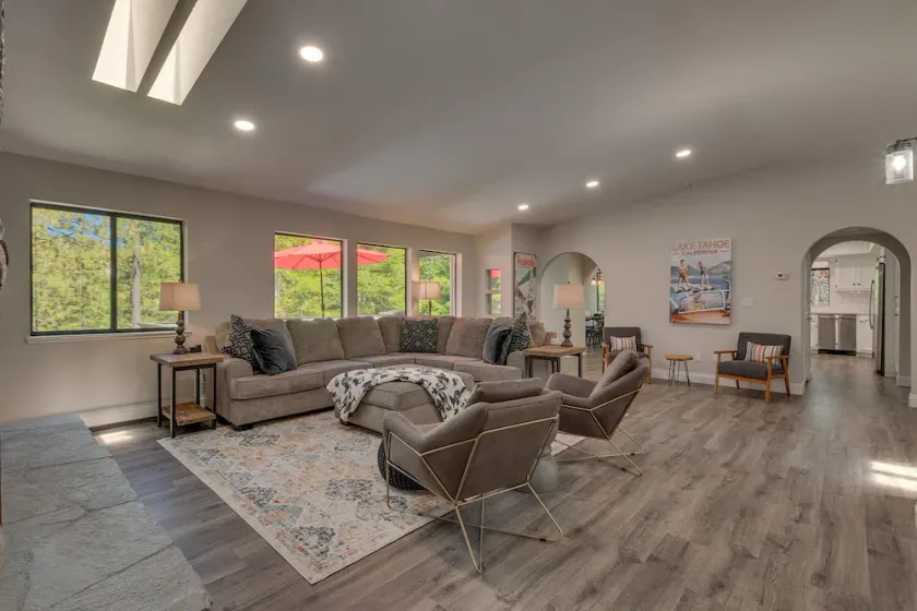 Shuffleboard Table, Golden Tee & Pac Man Arcades, Foosball, Spa + 7mins to Lake – TreeHouse Estate - Image 1