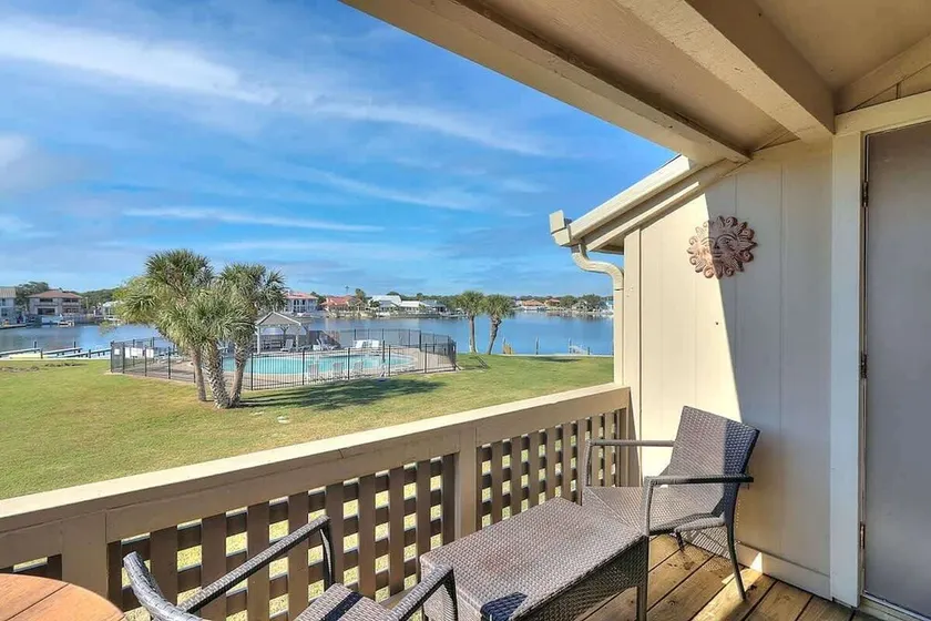 Dock Holiday - Image 1