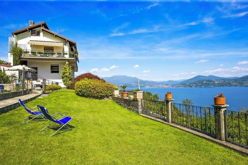 Cozy 3-room apartment with beautiful garden and fantastic view of the lake - Image 1