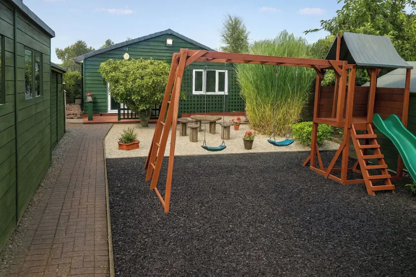 Beautiful and Secluded ,detached Garden Apartment - Image 1