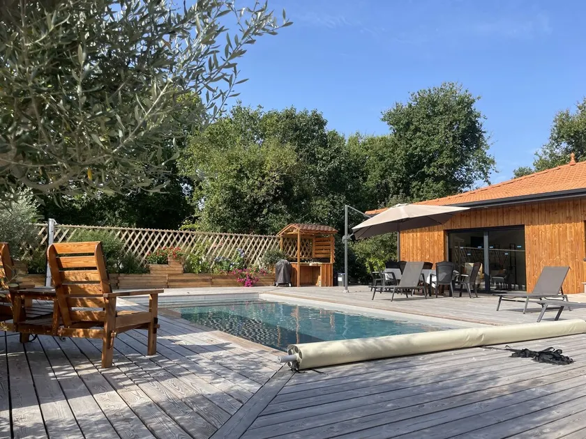 Comfortable chalet with heated pool - Image 1