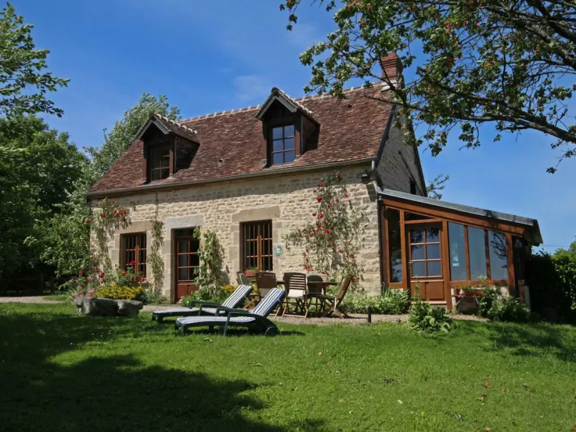 Charme Authentique à Bonnevent avec Vue et Calme - Image 1
