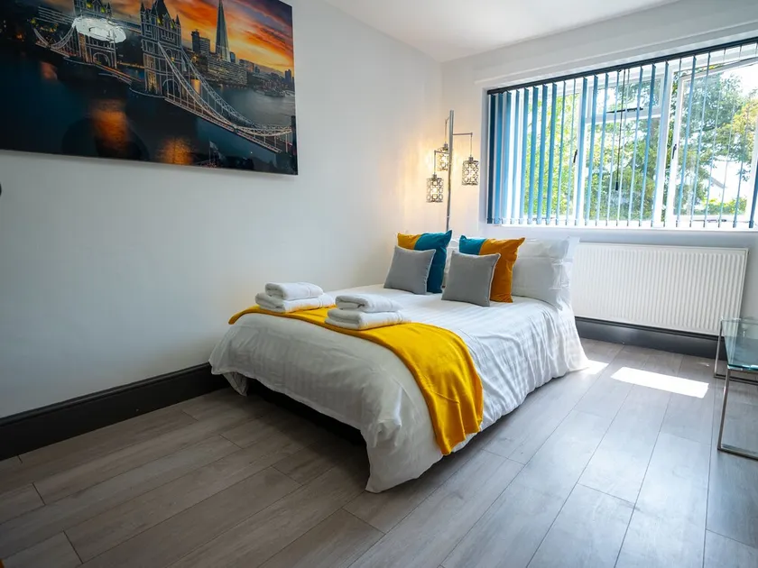 Modern Private Apartment Centrally Located - Image 1