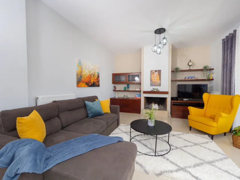★ GPK Bright & Stylish 4BR | Central Getaway | Free Parking - Image 1