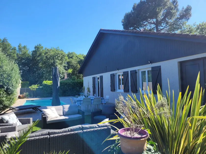 Beautiful villa with pool between Bordeaux and the ocean - Image 1