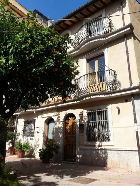 Elegant apartment in a typical district in the center, but outside the chaos of the city, overlooking a small square with a large orange tree. Stately home Dimora types - Image 1