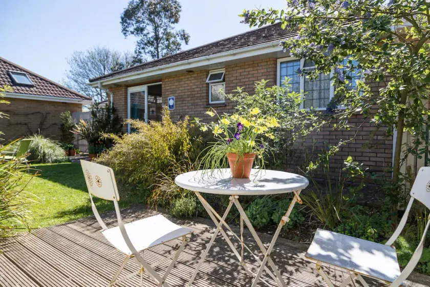 Stylish, Comfortable Apartment near Freshwater Bay. Pet Friendly. Private Garden - Image 1