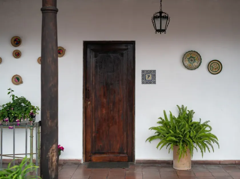 Central colonial apartment with private balcony - Image 1