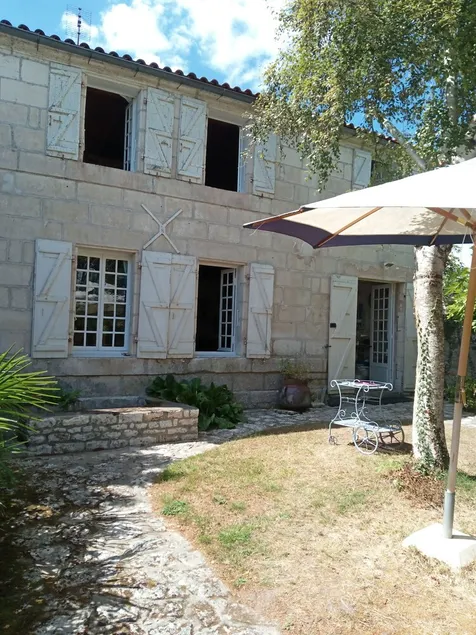 Riverfront house 400 m from beach - Image 1