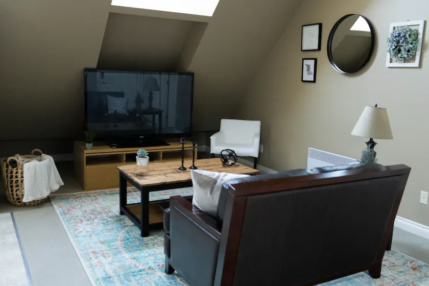 Quiet, cozy 1 bedroom suite, w/ separate entrance. Now with A/C! - Image 1