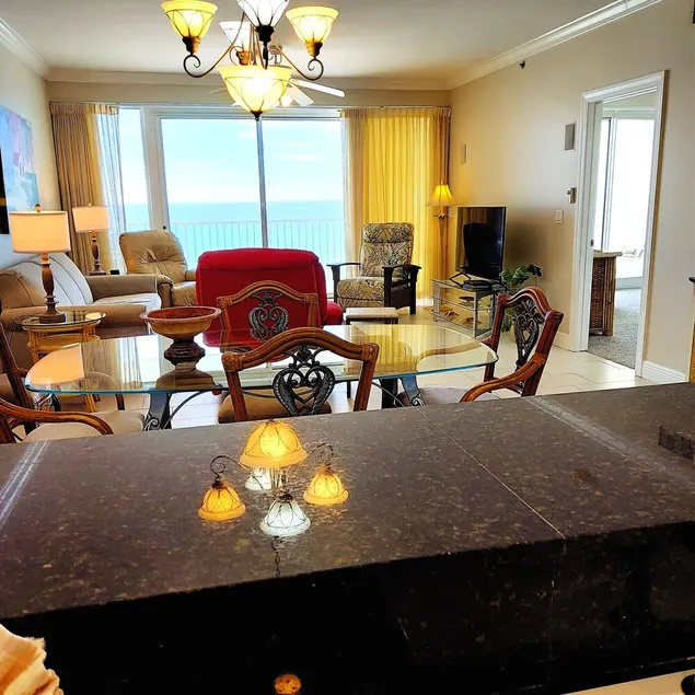 Grand étage, super condo! Service de plage gratuit et forfait commodités! - Image 1