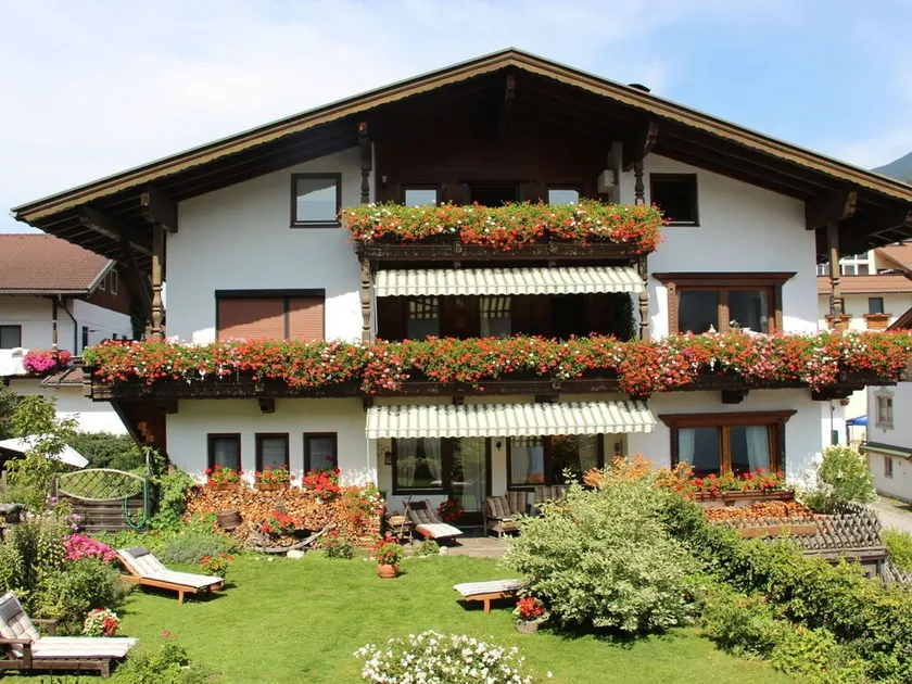 Cosy apartment for 5 guests with WIFI, TV, terrace and pets allowed - Image 1