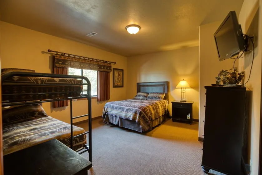 Scenic Lodge- Lewis and Clark Resort - Image 1