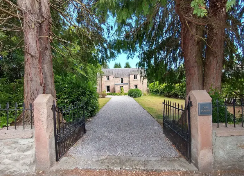 OLD MANSE, family friendly, character holiday cottage in Muir Of Ord - Image 1