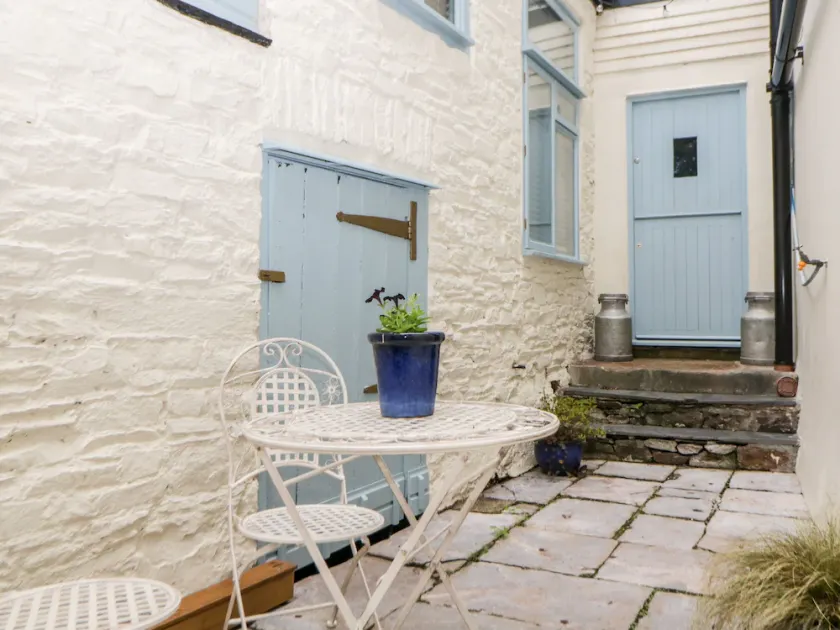 THE OLD DAIRY, character holiday cottage, with a garden in Millbrook - Image 1