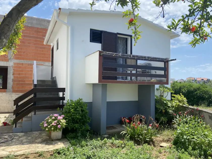 Attractive studio apartment by the sea - Image 1