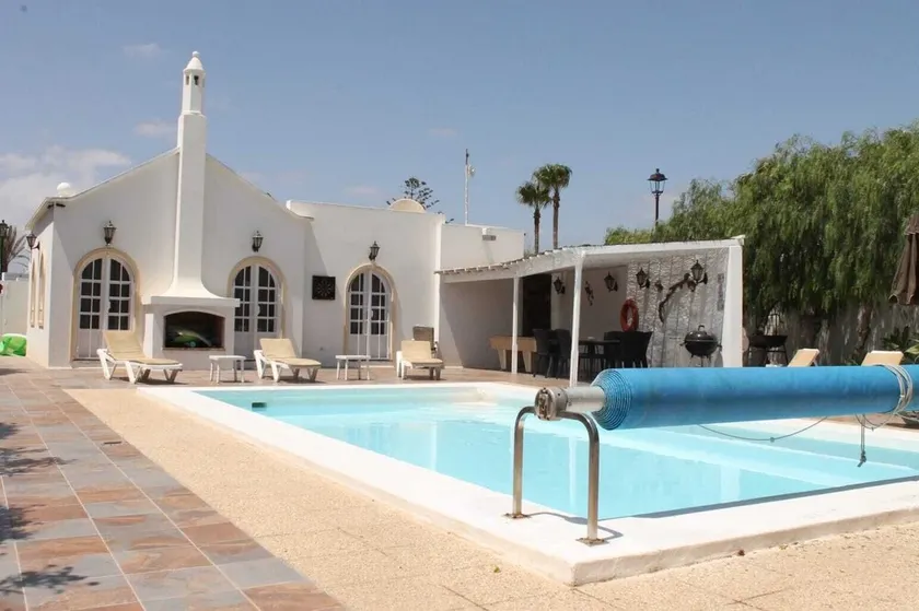 Villa tradicional de 3 dormitorios, piscina privada climatizada, jacuzzi. Wi-Fi gratis. - Image 1