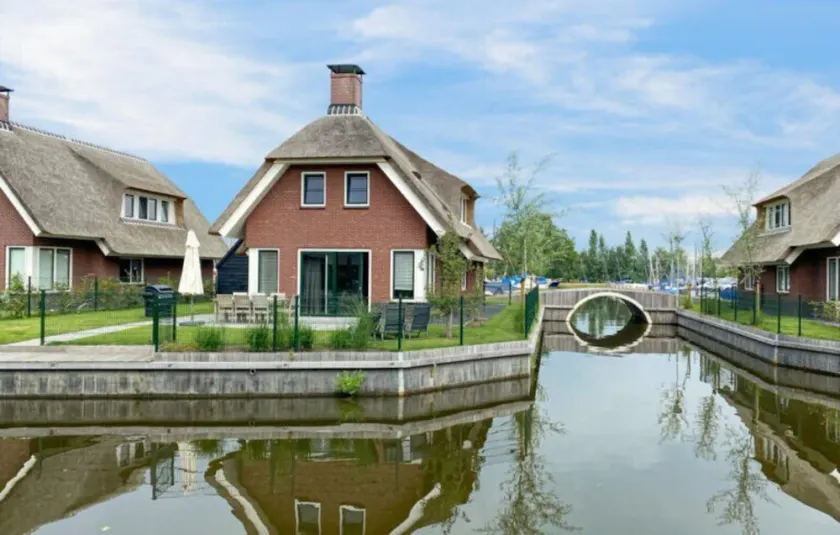 Ural Thùs is a 6 person water villa - Image 1