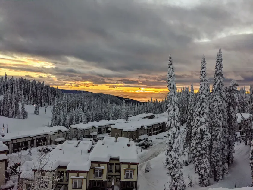 Family Friendly Ski In Ski Out Private Hot Tub EV Charging - Image 1