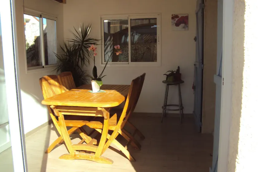 Behageligt hus i rolig og sikker bolig med swimmingpool i VIC LA GARDIOLE - Image 1
