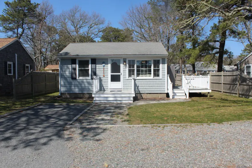 Charming cottage just a short walk to the beach! - Image 1