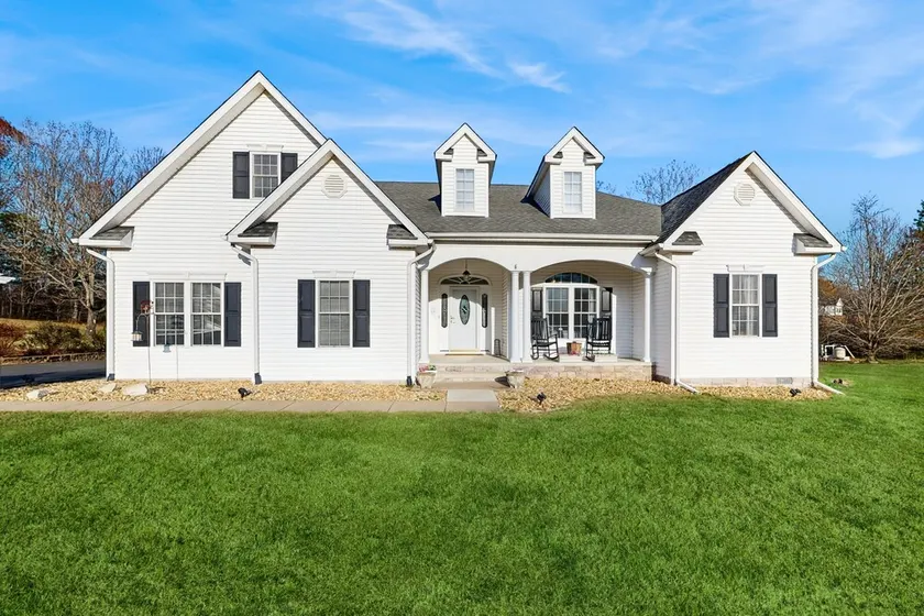 Peaceful lakeside retreat with hot tub, private pool, dock & paddle boards - Image 1