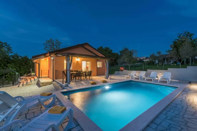 Villa with large pool and jacuzzi - Image 1