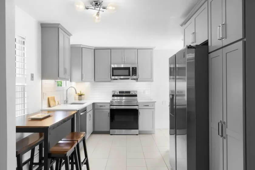 Beautiful remodeled 2 bedroom home — 5 min from the beach! 20 percent for week - Image 1