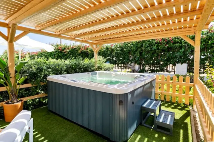 Ikaros Studios - Pool & Jacuzzi, 5 mins from beach - Image 1